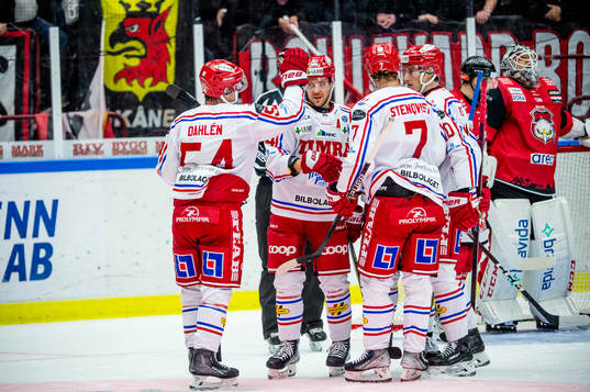 Timrås Jacob Blomqvist jublar med lagkamraterna