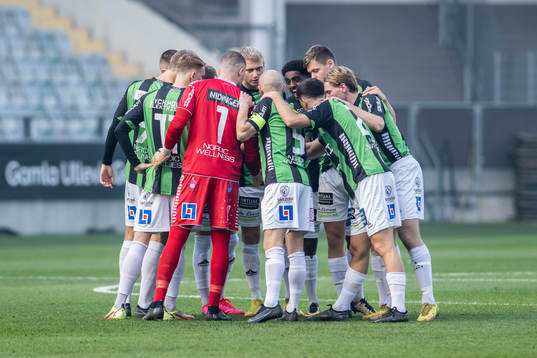 GAIS spelare samlas innan fotbollsmatchen i Ettan södra mellan GAIS och Falkenberg den 15 oktober 2022 i Göteborg. 