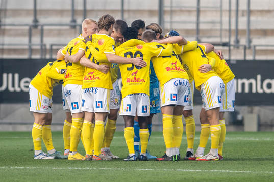 Falkenbergs spelare samlas innan fotbollsmatchen i Ettan södra mellan GAIS och Falkenberg den 15 oktober 2022 i Göteborg. 