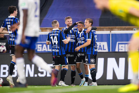 Sirius Tashreeq Matthews jublar med Aron Bjarnason, Dennis Widgren och Daniel Stensson efter 2-0