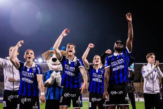 Sirius Aron Bjarnason, Marcus Klingenberg Mathisen, Patrick Nwadike och Tashreeq Matthews jublar efter