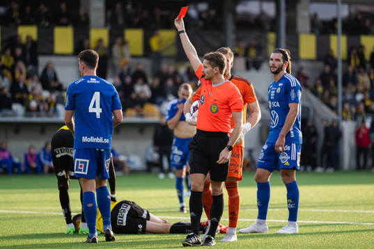 GIF Sundsvalls Alexander Blomqvist får rött kort av Domare Joakim Östling