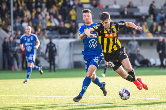 Häckens Alexander Jeremejeff får straff i kamp med GIF Sundsvalls Alexander Blomqvist