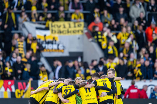 Häckens spelare samlas inför andra halvlek