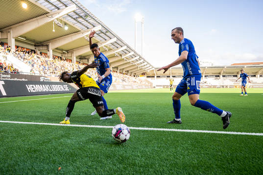 Häckens Ibrahim Sadiq i kamp med GIF Sundsvalls Joe Corona och Dennis Olsson