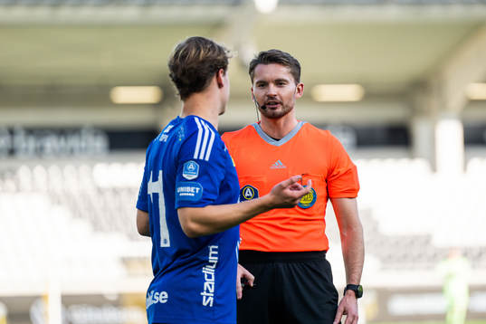 GIF Sundsvalls Saku Ylätupa i diskussion med domare Joakim Östling