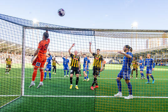 GIF Sundsvalls målvakt Oscar Jonsson och Forrest Lasso med