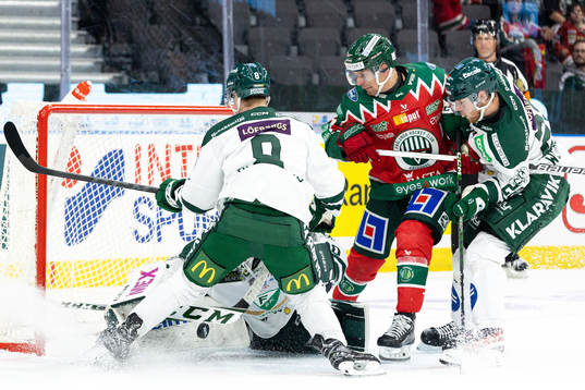 Frölundas Nicklas Lasu oroar framför Färjestads målvakt