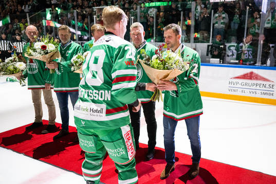 Jakob Johansson får blommor