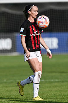  Kosovare Asllani
