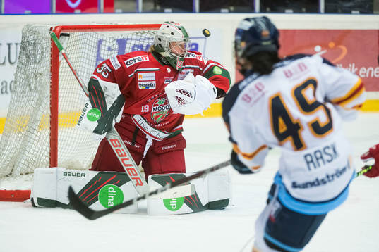 Modos målvakt Lauren Bench och Djurgårdens Fanny Rask