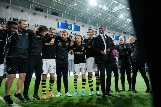 AIKs tränare Henok Goitom jublar