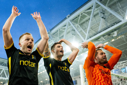 AIKs Sebastian Larsson, Mikael Lustig och målvakt Kristoffer Nordfeldt jublar