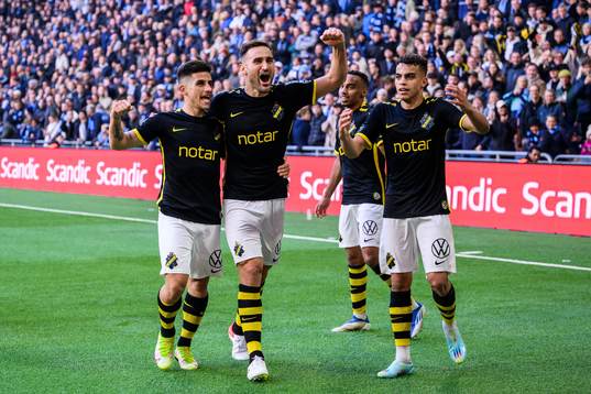 AIKs Nicolas Stefanelli jublar tillsammans med Sotirios Papagiannopoulos och Yasin Ayari efter 0-2