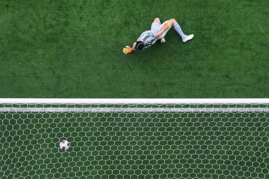 Djurgårdens målvakt Jacob Widell Zetterström släpper in 0-1 av AIKs John Guidetti (ej i bild)