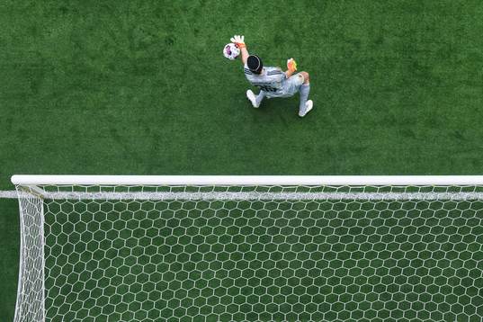 Djurgårdens målvakt Jacob Widell Zetterström släpper in 0-1 av AIKs John Guidetti (ej i bild)