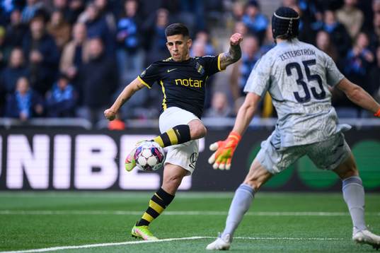 AIKs Nicolas Stefanelli gör 0-2 på Djurgårdens målvakt Jacob Widell Zetterström
