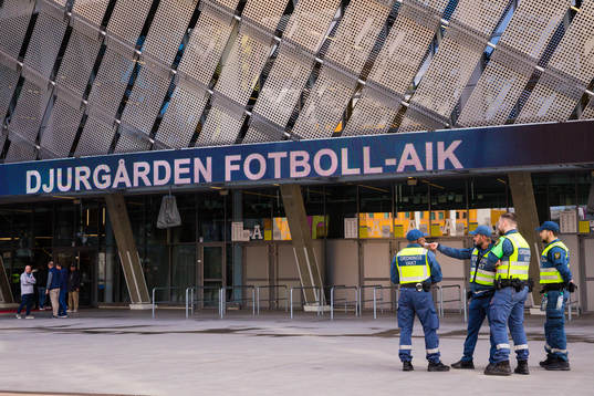 Ordningsvakter utanför Tele2 Arena