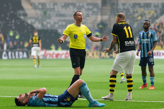 AIKs John Guidetti reagerar på domslut från Domare Andreas Ekberg efter en situation mot Djurgårdens Besard Sabovic