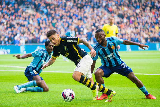 s Nicolas Stefanelli och Djurgårdens Emmanuel Justin Rabby