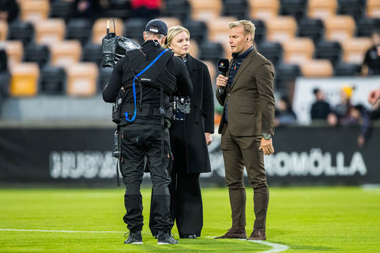 TV-kommentatorer Petra Svensson och Johan Arneng från