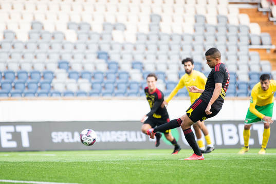 Östersunds Erick Brendon Pinheiro da Silva gör 1-1 på straff