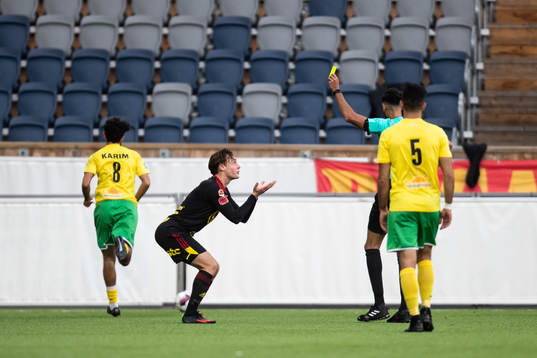 Östersunds Cesar Weilid får sitt andra gula kort