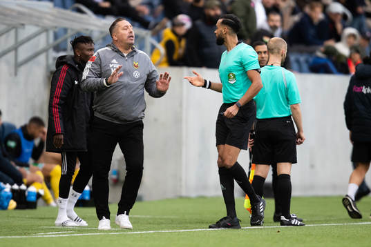 Östersunds tränare Magnus Powell och Domare Farouk Nehdi