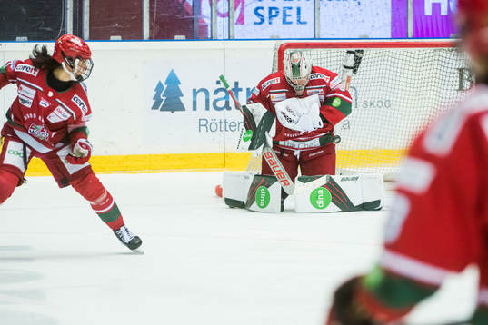 Modos målvakt Lauren Bench och Mariam El-Mahmadi