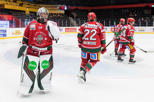 Modos målvakt Lauren Bench jublar