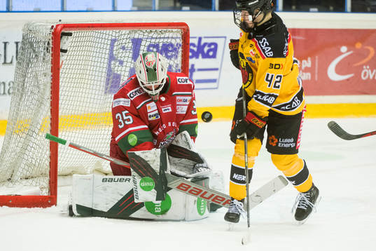 Modos målvakt Lauren Bench Luleås Viivi Vainikka