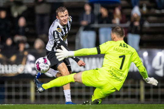 Landskronas Melker Heier och Västerås SKs målvakt Anton Fagerström
