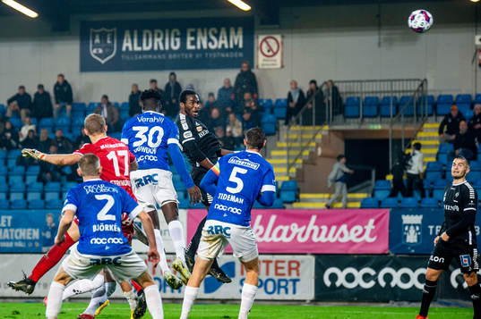 Örebros Christian Moses mot Trelleborgs spelare