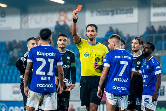 Trelleborgs Simon Amin får rött kort av domare Adi Aganovic