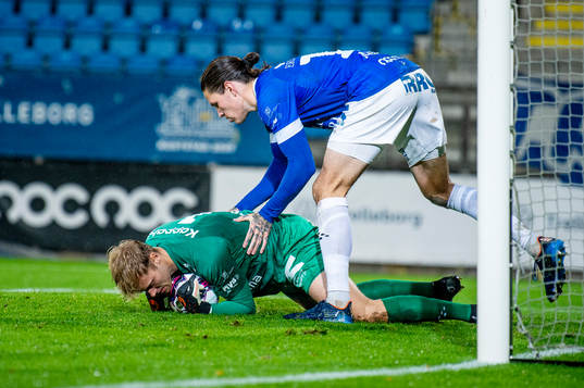 Trelleborgs målvakt Kasper Thiesson Kristensen och Isak