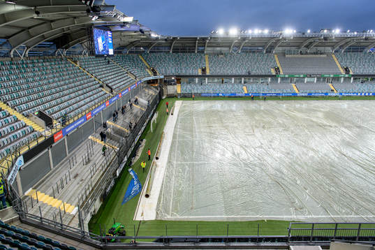 Plast på planen innan fotbollsmatchen i Allsvenskan mellan IFK Göteborg och Malmö FF den 17 oktober 2022 i Göteborg. 