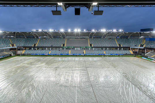 Plast på planen innan fotbollsmatchen i Allsvenskan mellan IFK Göteborg och Malmö FF den 17 oktober 2022 i Göteborg. 