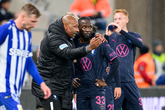 Malmö FFs assisterande tränare Jeffrey Aubynn pratar med