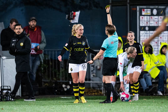 AIKs Wilma Ljung Klingwall tilldelas gult kort av Domare Sara Wiinikka
