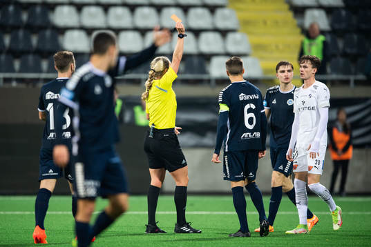 Halmstads Alexander Johansson tilldelas rött kort av Domare Tess Olofsson
