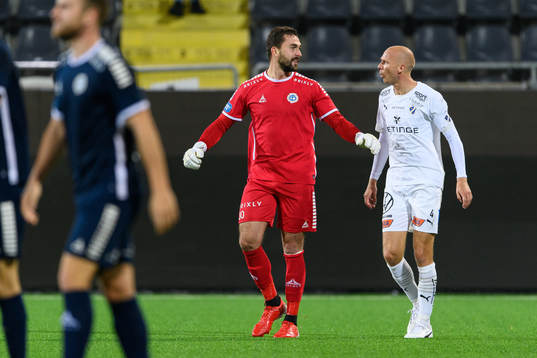 Utsiktens målvakt Mikica Gjorgievski och Halmstads Andreas Johansson  fotbollsmatchen i Superettan mellan Utsikten och Halmstad den 17 oktober 2022 i Göteborg. 