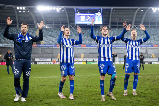 IFK Göteborgs Mattias Bjärsmyr, Simon Thern, Gustaf Norlin och Oscar Wendt jublar och tackar publiken