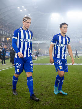 IFK Göteborgs Johan Bångsbo och Hussein Carneil  innan fotbollsmatchen i Allsvenskan mellan IFK Göteborg och Malmö FF den 17 oktober 2022 i Göteborg. 