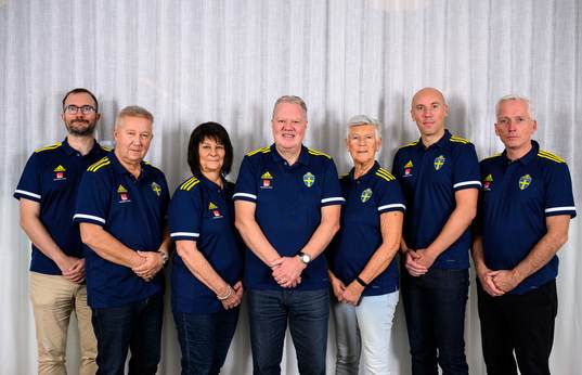 Lars Helmersson, Bert Andersson, Suzanne Hällström, ordförande Karl-Erik Nilsson, Lena Wallgren, Simon Åström och Håkan Sjöstrand från Svenska fotbollförbundets styrelse poserar för porträtt den 18 oktober 2022 i Stockholm. 