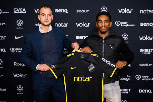 s sportchef Henrik Jurelius och Alexander Fesshaie poserar för porträtt i samband med att han presenteras som nyförvärv av AIK den 18 oktober 2022 i Stockholm. 