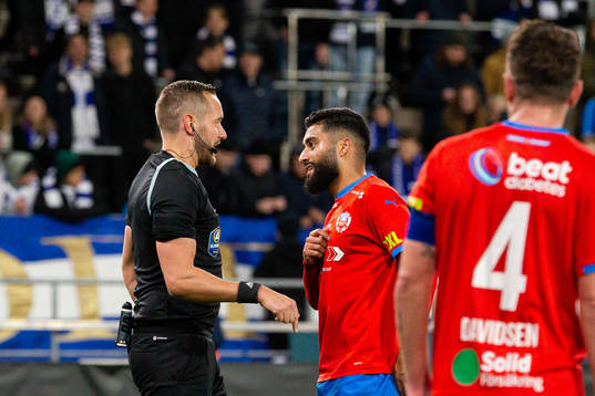 Helsingborgs Amin Al-Hamawi och Domare Victor Wolf