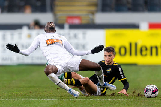 Häckens Blair Sebastian Turgott och AIKs Yasin Ayari