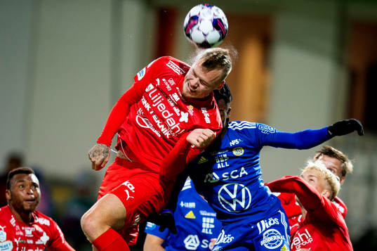 Värnamos Victor Eriksson och GIF Sundsvalls Ronaldo Damus