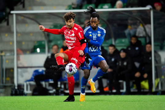 Värnamos Robin Tihi och GIF Sundsvalls Ronaldo Damus