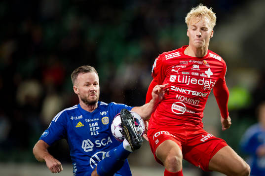 GIF Sundsvalls Robert Lundström tar ner bollen framför